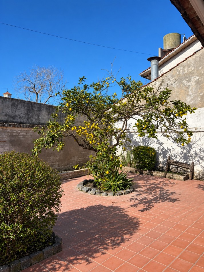 Chalet con local en San Jose. España y Quintana